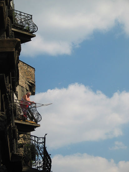 boedapest---vrouw-op-balkon.jpg