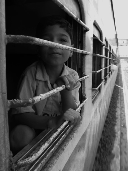 india---jongetje-in-trein.jpg