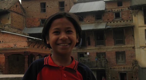 nepal---meisje-op-plein.jpg
